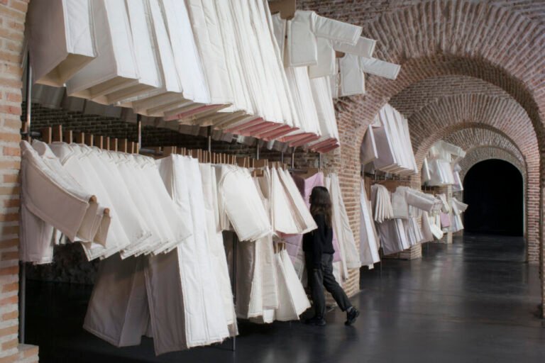 Escultura de madera con forma orgánica