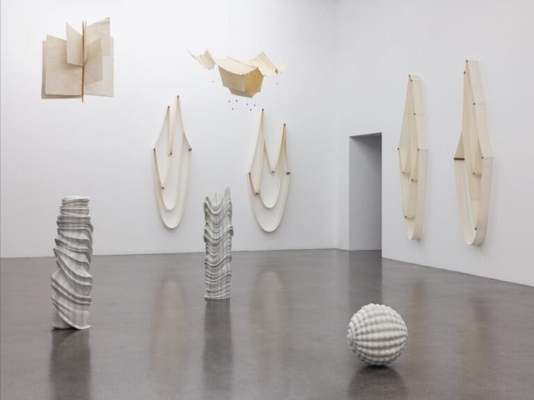 Figura tallada con textura natural