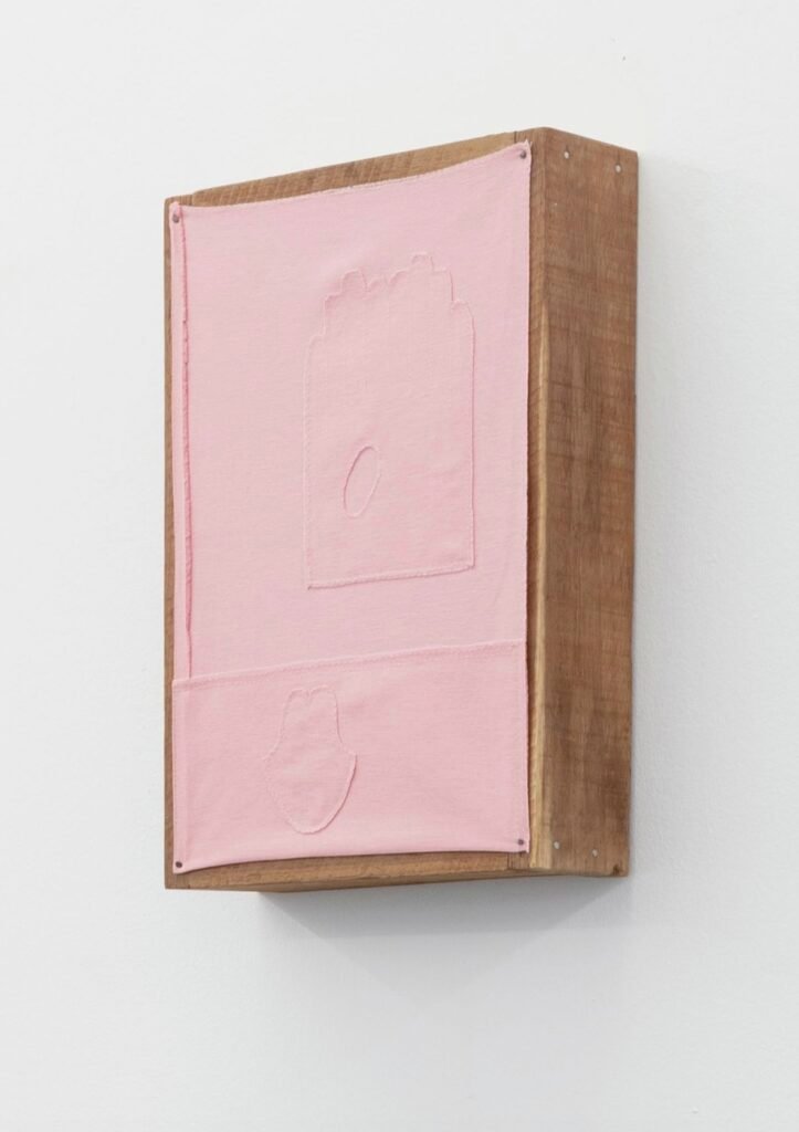 Montículo de piedras equilibradas junto al mar